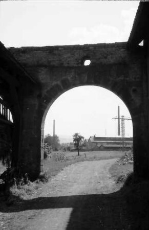 Beuggen: Tordurchblick auf Rheinfeldener Aluminiumwerk
