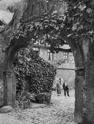 Beilstein, Torbogen : Beilstein. Blick in einen Innenhof