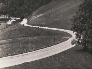 Oberbayern. Deutsche Alpenstraße. Kurvenanlage bei Schmelz. Straßenanlage Inzell - Ruhpolding