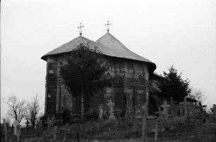 Balteni: Kirche mit Friedhof von unten