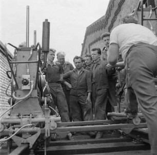 Blankenburg (Harz). Forschungs- und Entwicklungswerk für Verkehrswesen Blankenburg. Beratung am Gerät zur lehrschienenlosen Gleisjochverlegung (teilweise im Bild) mit der Brigade Kärner