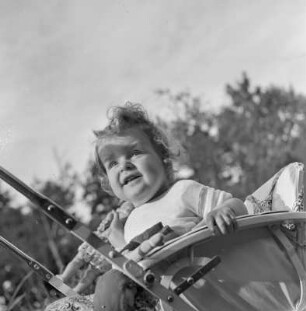 Kleinkind sitzt in einem Kinderwagen