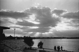 Bukarest: Ausblick vom Restaurant Pescarus, Vordergrund Promenade unten, mit schönen Wolken