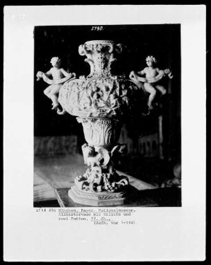 Alabastervase mit Reliefs und zwei Putten