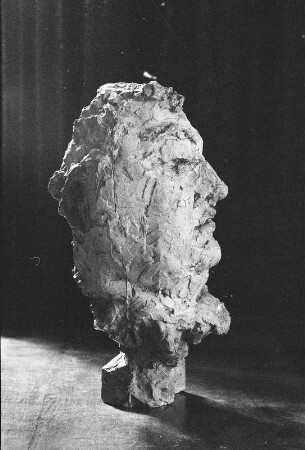 Porträtkopf Wilhelm Fraenger : Porträtkopf Wilhelm Fraenger. Ton; Höhe 46 cm (vor 1964; H. Gerdes). Potsdam, Villa von Fraenger, Tschaikowskiweg 4, Arbeitszimmer