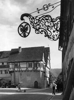 Blaubeuren. Spital (1420). Straßenansicht mit schmiedeeisernem Ausleger