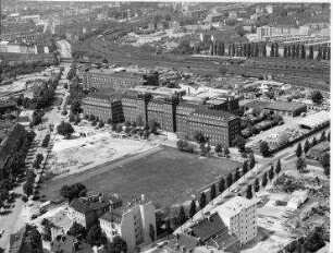 Luftaufnahme. Blick von Süd-Osten auf den Speicher des Garde-Train-Bataillons (Reichspostzentralamt). Berlin-Tempelhof, Ringbahnstraße