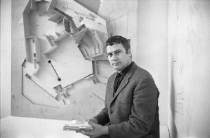 Neubau des Badischen Staatstheaters nach Plänen des Architekten Helmut Bätzner.