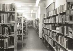 Riesa. Kreisbibliothek. Innenansicht mit Bücherregalen