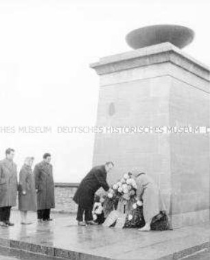 Bulgaren bei Kranzniederlegung in der Nationalen Mahn- und Gedenkstätte Buchenwald