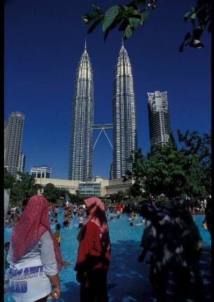 Kuala Lumpur, Pool vor den Petronas Towern in Kuala Lumpur