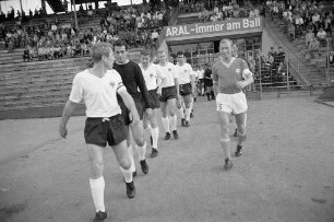 Fußballspiel des KSC gegen Eintracht Frankfurt im Wildparkstadion.