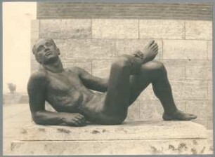 Ruhender Athlet, 1935, Bronze auf Travertin-Plinthe