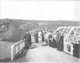 Akureyri (Island). Passagiere und Offiziere des Hochseepassagierdampfers "Victoria Luise" (zum Teil beritten) an der Glera-Brücke oberhalb der Stadt
