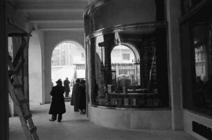 Bukarest: Libraria Buchholz, Fenster in den Kolonnaden, weiter