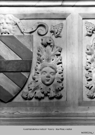 Zwei Wappen der Familie Corsini und Bruderschafts-Wappen der Cavalieri Gaudenti an der Schauseite - Corsini-Grab: Sarkophag