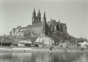 Meißen. Burgberg mit Dom und Albrechtsburg. Blick über die Elbe von Südosten