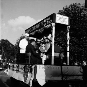 Karpfenfest: Umzug: Mottowagen "Reinfelder Wirte bitten zu Tisch": am Straßenrand Zuschauer, 8. Oktober 1967
