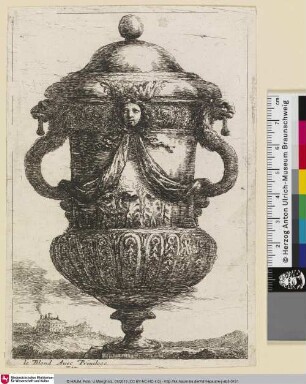 [Vase mit einem Deckel und zwei symmetrischen Henkeln, mit einer Maskaron im Zentrum; Vase dont les deux anses symétriques se terminent par des têtes de lionnes]