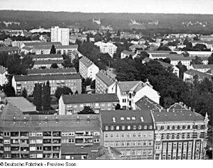Dresden. Panorama-Aufnahme vom Baukran am Fetscherplatz. Blick über Wohnhäuser, Striesener Straße, entlang der Fetscherstraße nach Nordosten gegen Elbhang mit Schlössern