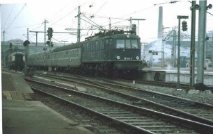 Stuttgart Hbf. Gleis 8 Lok 118 005 Eilzug Bnb-Wagen Kurswagen