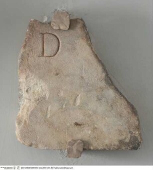 Tafelfragment mit Inschrift