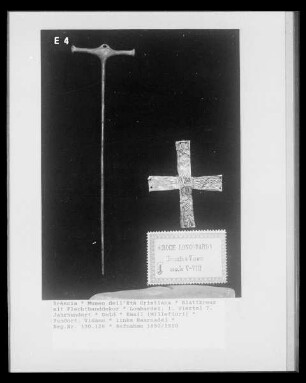 Blattkreuz mit Flechtbanddekor
