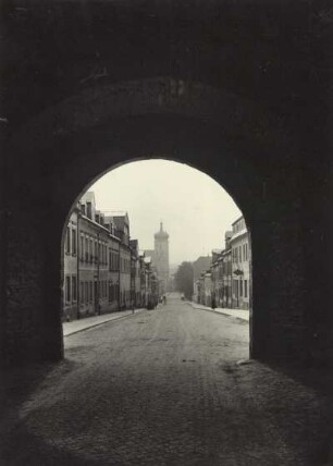 Marienberg. Blick durch den Torturm in die Zschopauer Straße auf die Stadtkirche