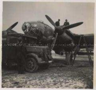 Wehrmachtssoldaten, Flugzeug, Der Tankwagen bringt Sprit für die Kampfflugzeuge Heinkel He 111.