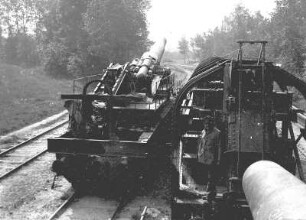 Erster Weltkrieg : Deutscher Soldat auf Güterwagen mit Kanone