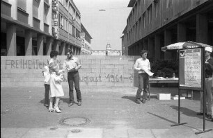 Junge Union Karlsruhe. Errichtung einer symbolischen Berliner Mauer in der nördlichen Karl-Friedrich-Straße zwischen Marktplatz und Schlossplatz zum 20jährigen Gedenken an den Bau der Mauer am 13. August 1961