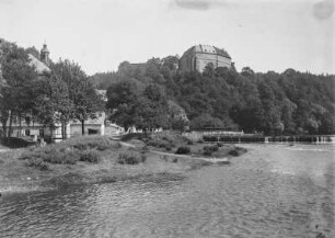 Schloss Sachsenburg : Sachsenburg. Schloss auf dem rechten Zschopauufer. Ansicht vom Talboden nach Osten