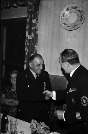Verleihung des Goldenen Feuerwehrehrenzeichens an Löschmeister Franz Bohner von der Freiwilligen Feuerwehr für 40jährige Zugehörigkeit.
