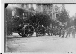 Motorisierter Geschützwagen mit Soldaten in einer Stadt