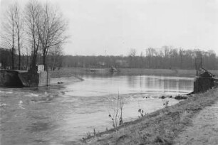 Wehr : Blick auf ein beschädigtes Wehr der Weißen Elster. Altes Nahlewehr, nordwestlicher Abfluss Elsterbecken