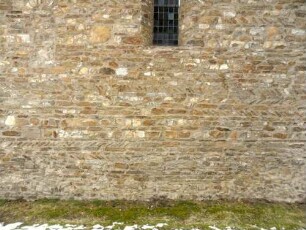 Ewersbach-Margarethenkirche-Ansicht von Norden-Langhaus mit Werksteinen im Mauersteinverband Opus Spicatum (Fischgrätmuster) aus dem 11-12 Jh im Detail