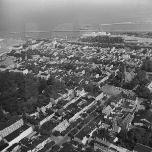 Wohnbebauung in Rostock-Warnemünde : Blickrichtung Nordosten zum Fährhafen