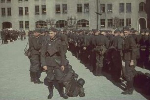 Zweiter Weltkrieg. Soldaten mit Ausrüstung auf einem Kasernenhof