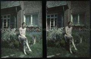 Frau im Garten eines Wohnhauses in Auerbach