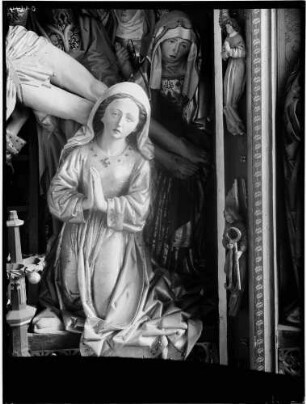 Tiefenbronn Katholische Kirche Sankt Maria Magdalena Hochaltar (1469) von Hans Schüchlin Schrein geöffnet - Mitte die Kreuzabnahme Maria Magdalena die Hände betend zusammengelegt