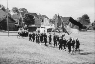 Weihe der Sportstätte 7. Oktober - Demonstrationszug von Kindern und Jugendlichen : Weihe der Sportstätte 7. Oktober - Demonstrationszug von Kindern und Jugendlichen