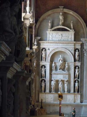 Venedig - Figurenwand mit Sarg : Aufgenommen am 24. Juni 2010 in der Dogen-Grabeskirche San Giovanni e Paolo in Venedig