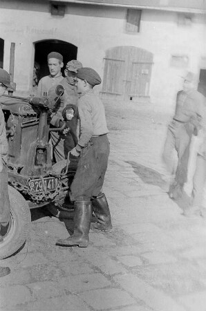 Reportage vom Volksgut Struppen : Jugendliche beim Starten eines Traktors