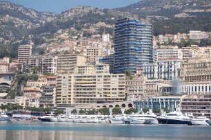 Monte Carlo - Stadtzentrum : Panoramaansicht Hafen und Geschäftsviertel, die Berghänge gehören bereits zu Frankreich. Monaco 2006