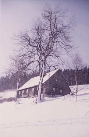 Blick auf ein Haus im Erzgebirge im Winter