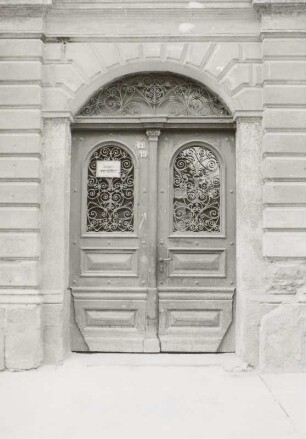 Markneukirchen, Wohnhaus mit Laden : Markneukirchen (Vogtlandkreis), Wohnhaus mit Laden, Oberer Markt 13, um 1890, Haustor