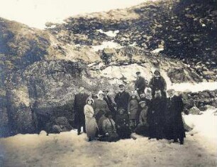 Spitzbergen. Smerenbergbucht. Touristen und Besatzungsmitglieder eines Kreuzfahrtschiffes