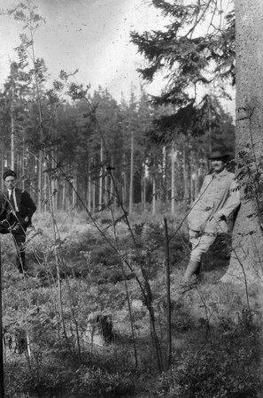 Zwei Herren beim Waldspaziergang