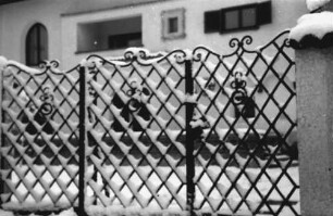 Bukarest: Verschneite Villa, Zaun dieser Villa