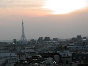 Blick zum Eiffelturm vom Dach des Centre Pompidou